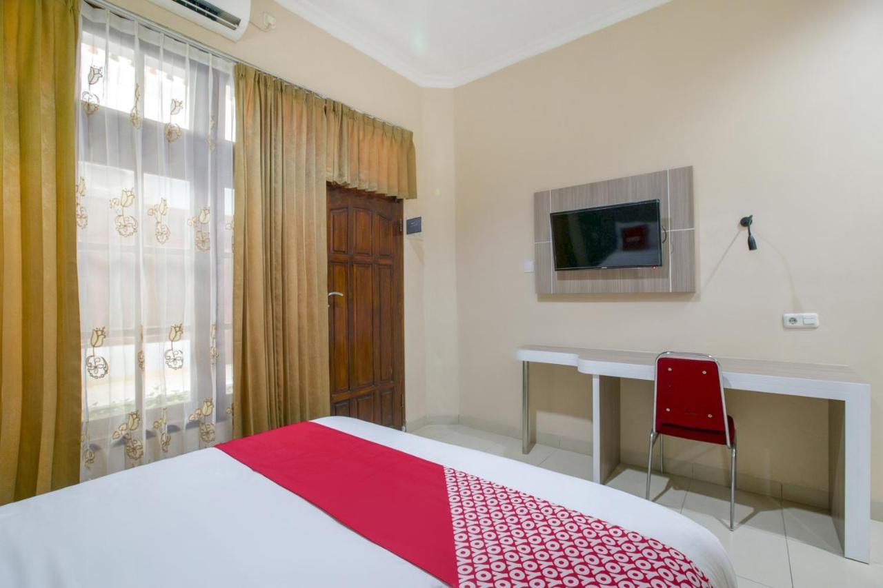 Super Oyo 2320 Hotel Charvita Kupang (East Nusa Tenggara) Exterior foto
